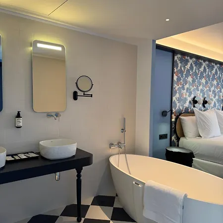 Hotel Divino & Figueres (Girona)